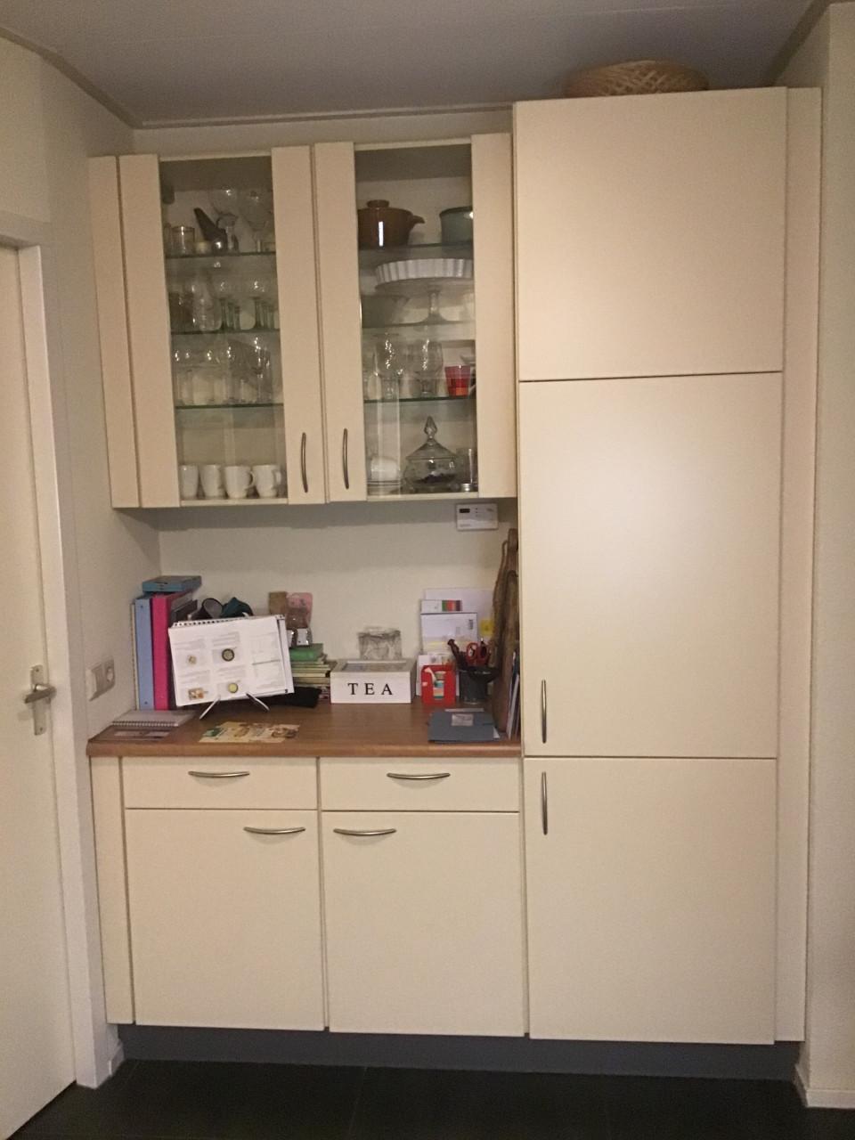 Doorleefde grenen vloer en keuken met koelkast/oven/kookplaat