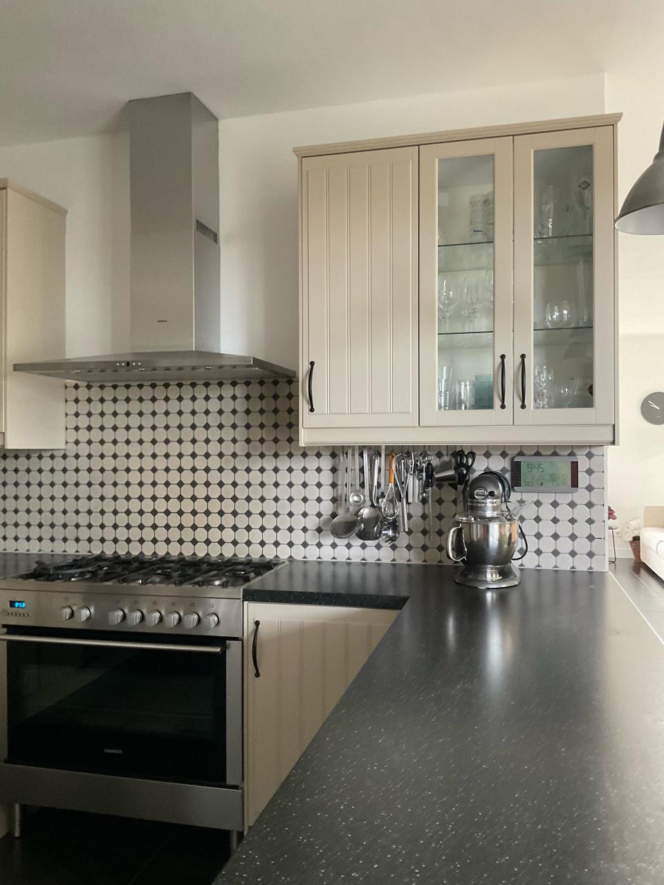 Keuken in U-vorm met 6-pitsgasfornuis, afzuigkap, koelkast en magnetron