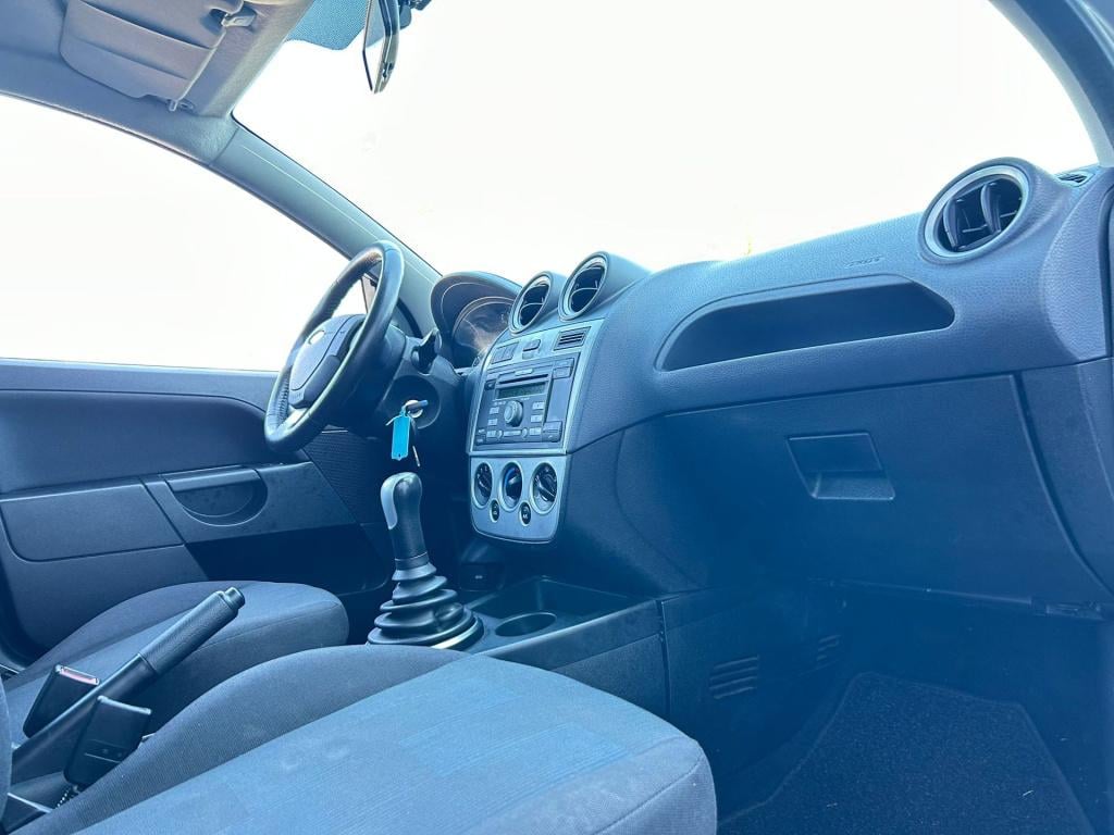 Ford Fiesta 1.3-8v futura * airco * trekhaak * l.m. velgen * e.l. ramen