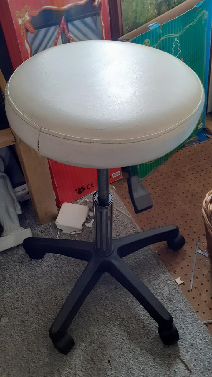 Stoel & 2x kappers-side -table -( tafel ) & diverse krukjes