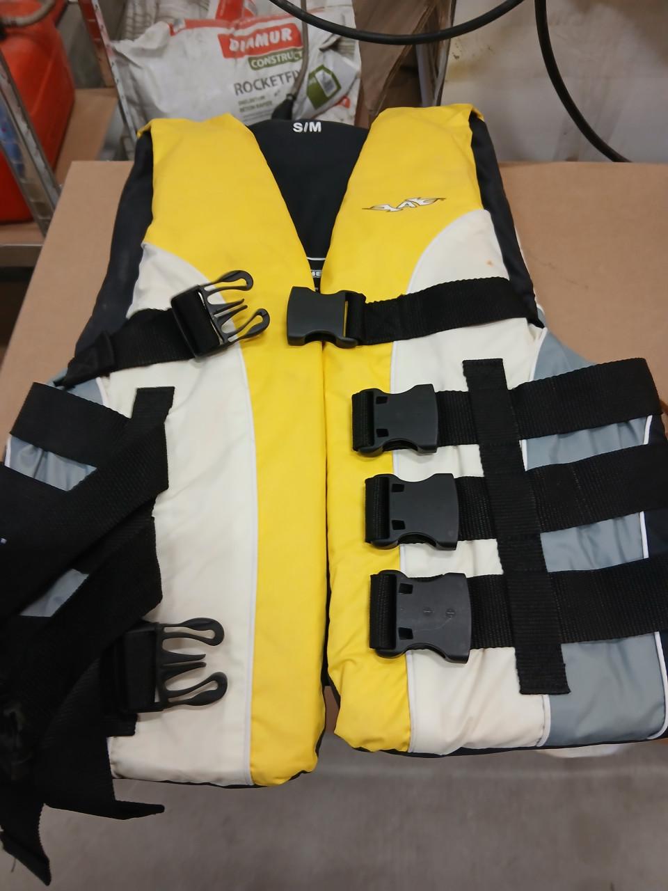 Peddels  en zwemvesten .