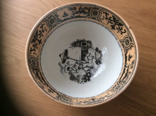 Kom met Oosterse afbeeldingen