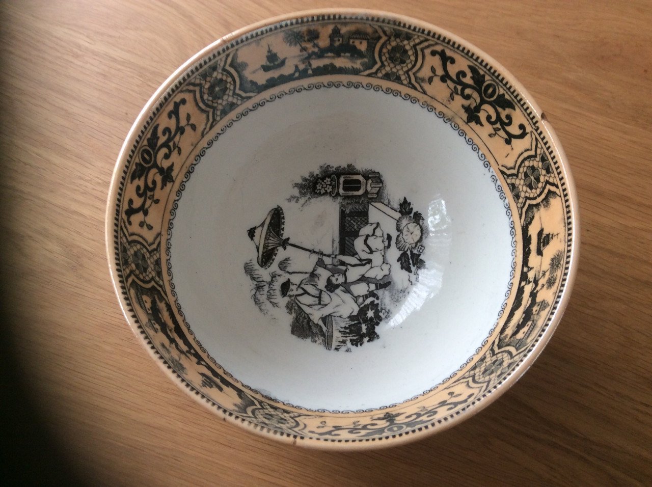 Kom met Oosterse afbeeldingen