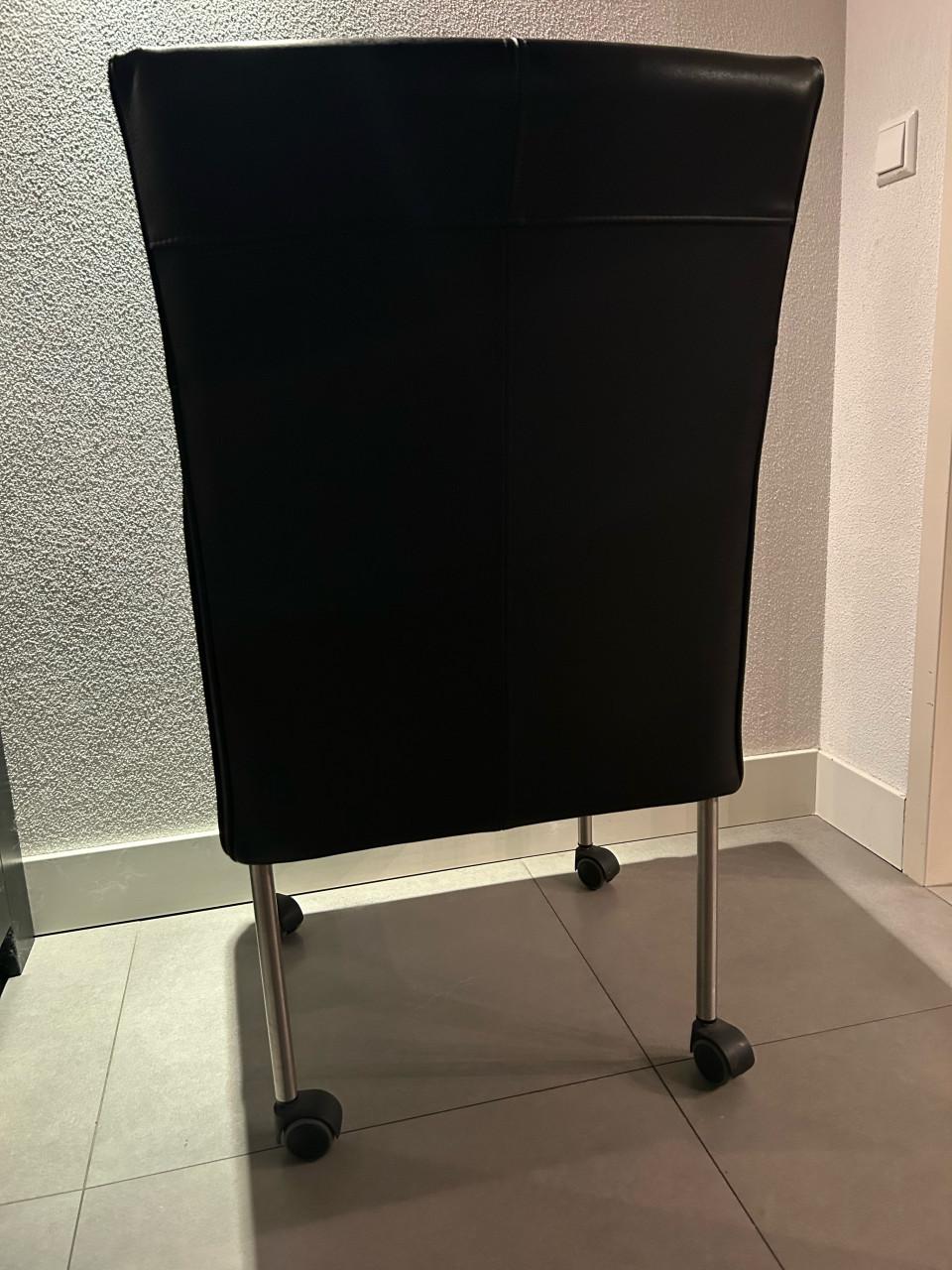 6 Leren eetkamerstoelen op wielen