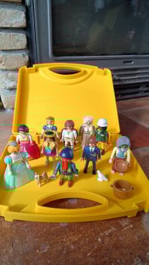 Playmobil poppetjes in gele Playmobil koffer