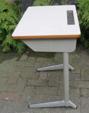 Vintage kinderbureautje. Super leuk met een houder voor je inktpot.