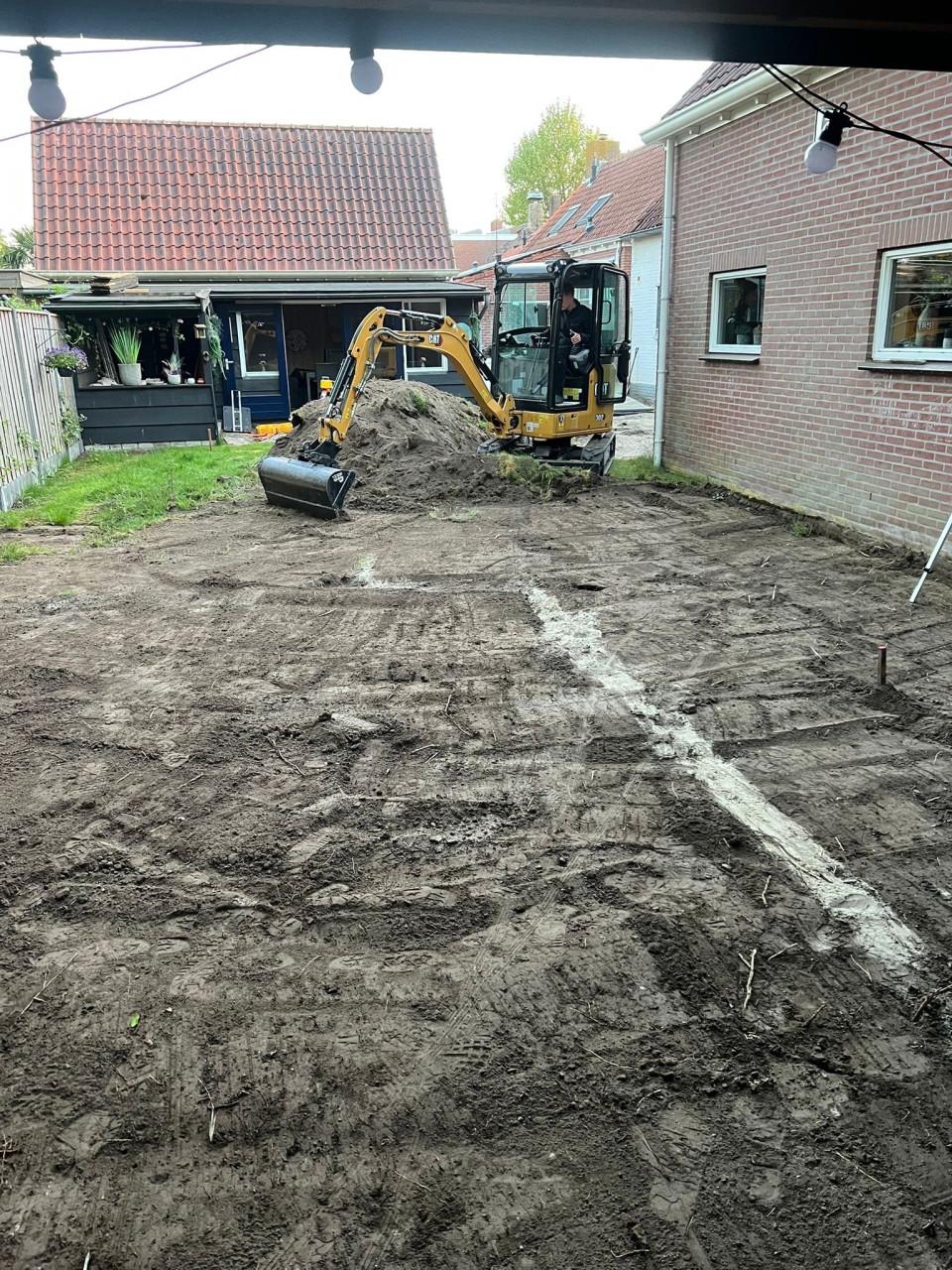 Minikraan mee machinist voor diverse werkzaamheden in u tuin