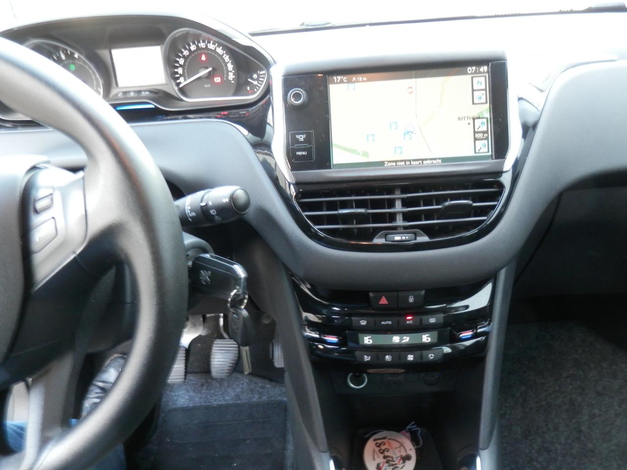 Auto Garant Biedt Aan: Peugeot 208 1.2 VTi Envy