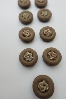 9 prachtige retro knopen met kraaltjeshart  20 mm. doorsnee