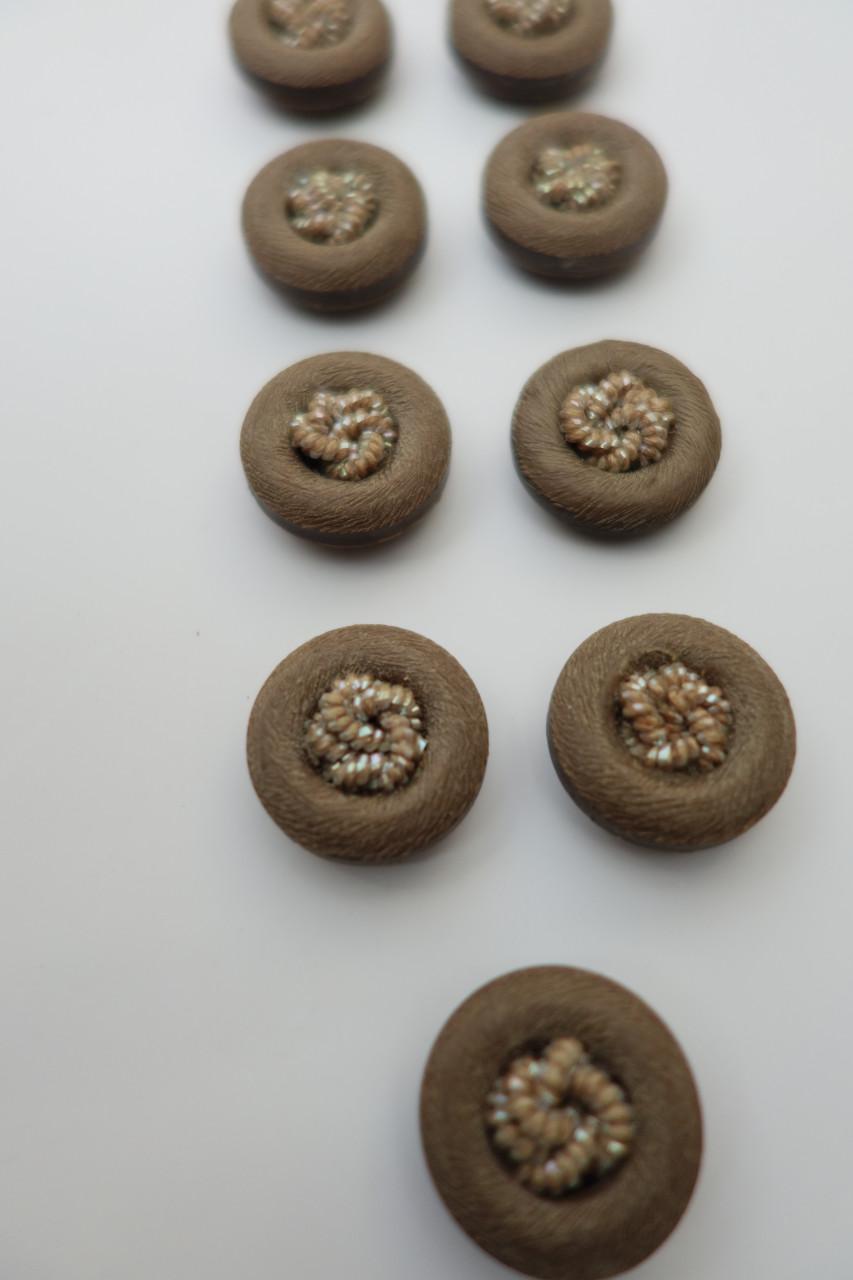 9 prachtige retro knopen met kraaltjeshart  20 mm. doorsnee