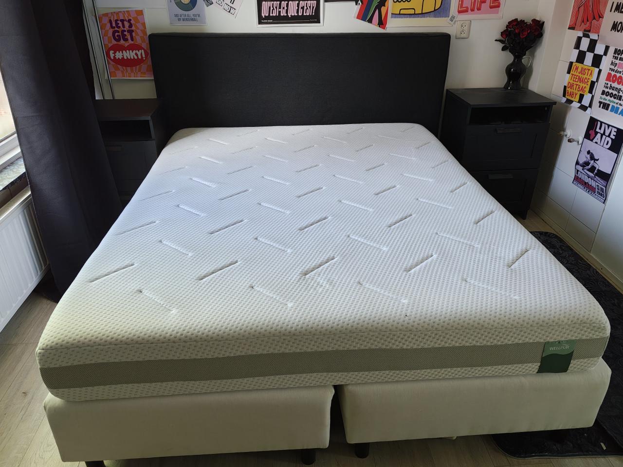Bed met nachtkastjes. Matras nauwelijks gebruikt!