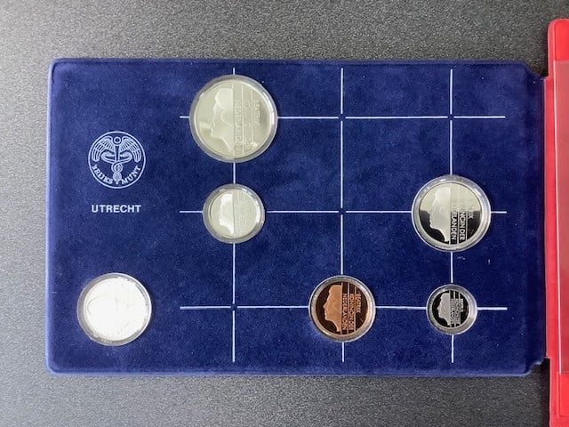 Nederland , Proofsets 1983 t/m 1987 met zilveren jaarpenning.