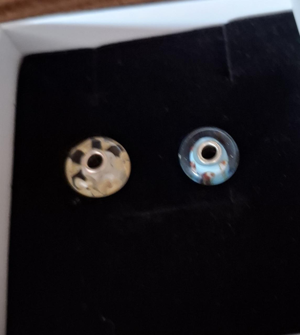 Twee mooie nieuwe glas bedels Trollbeads