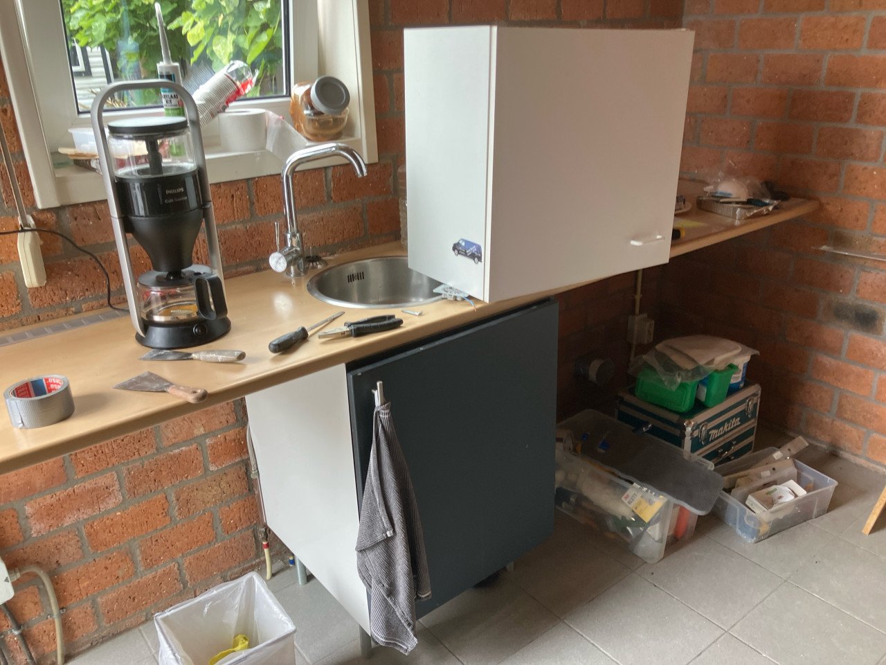 Keuken werkblad met spoelbak en kraan