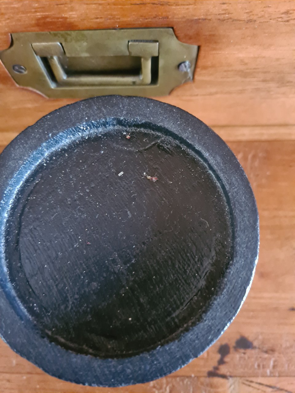 Brocante glazen stolp met zwarte voet