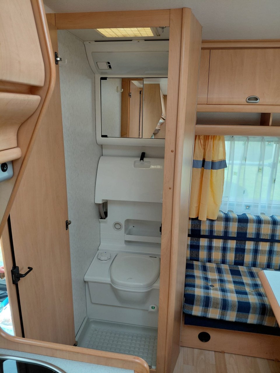 Hobby 400 SF (2001) met voortent en luifeltje