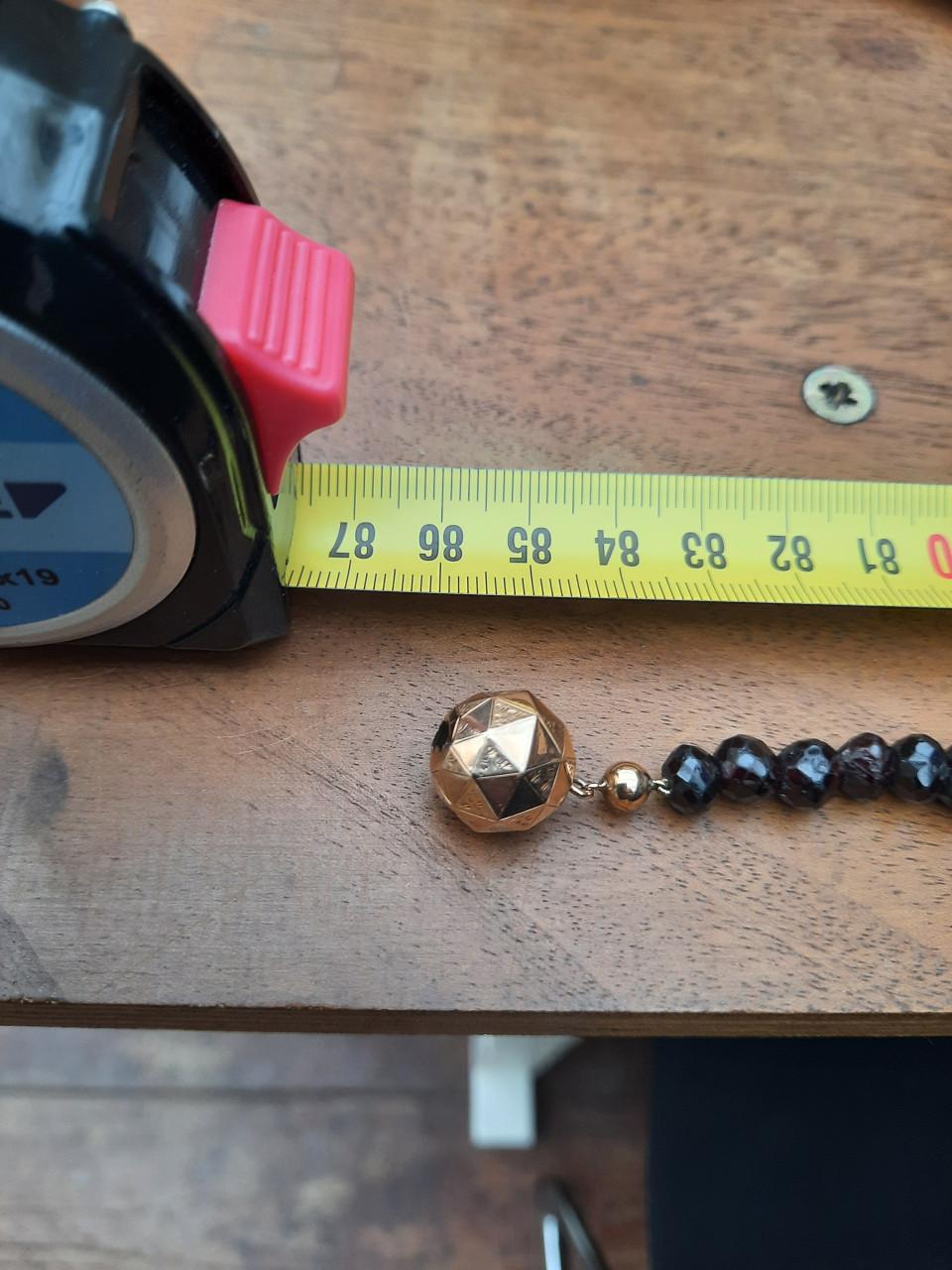 Donker rode steen ketting met gouden slotje