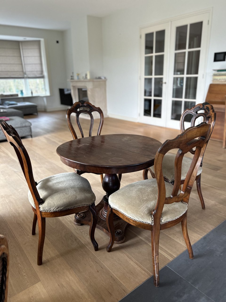 Eetkamerstoelen met ronde ‘koffietafel’