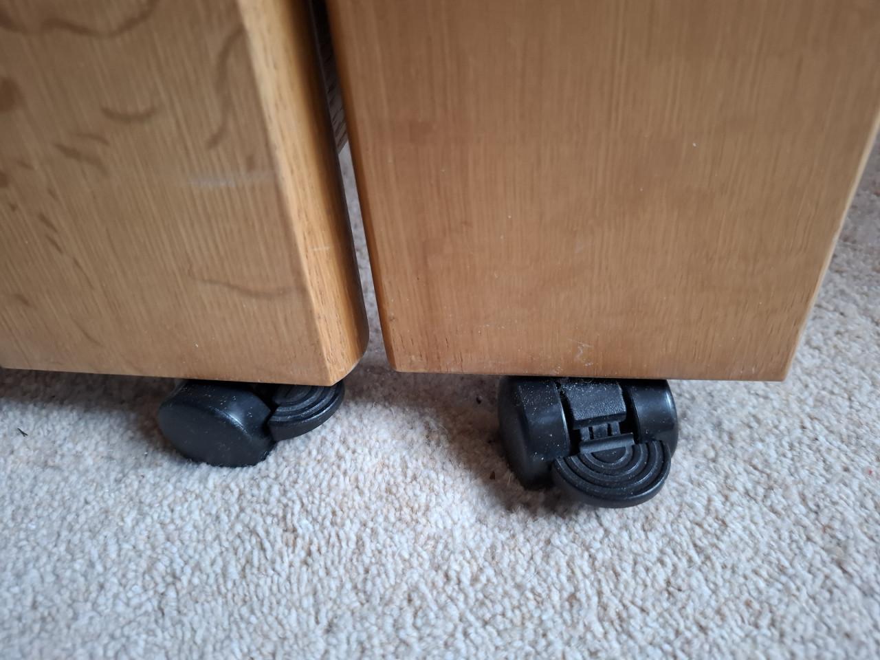 2 Bedden +lattenbodem + nachtkastjes..