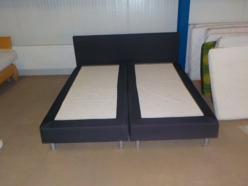 2x 90 x 200 cmboxsprings met achtwand zeer goede staat opruimprijs 95 euro