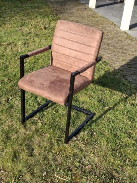 Twee cognackleurige eetkamerstoelen