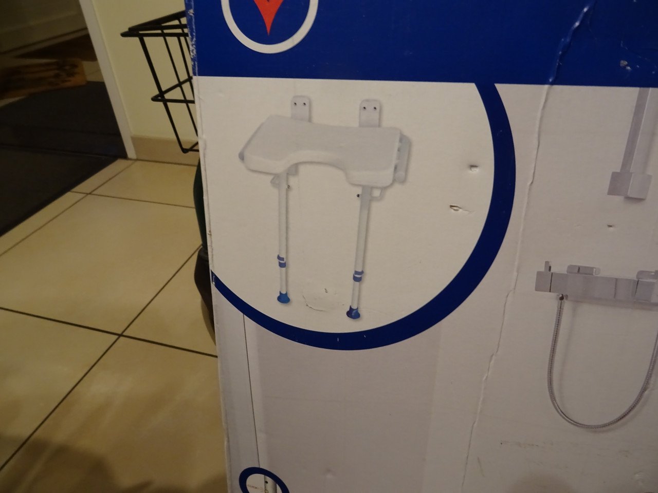 TE KOOP BADSTOELTJE VOOR AAN DE MUUR  [NIEUW ]