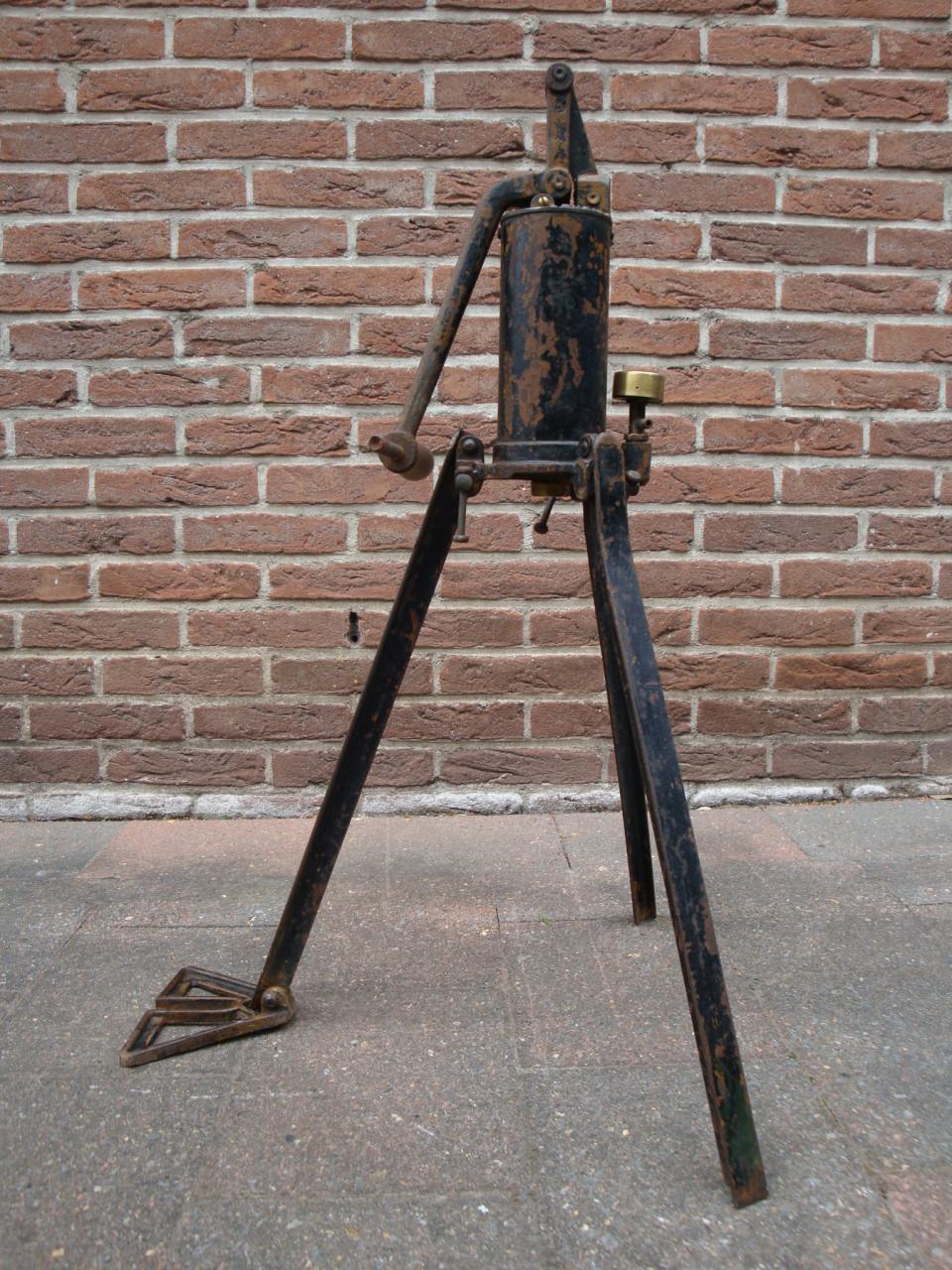 ANTIEKE BANDENPOMP -VIVIEN & PERCIN-  ca. 1930.