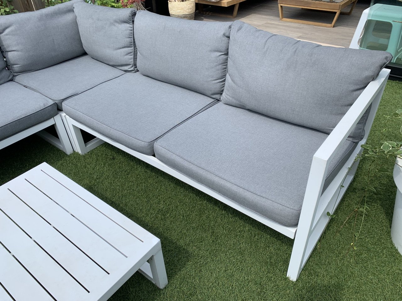 Wit aluminium loungeset met kussens tafel en stoel.