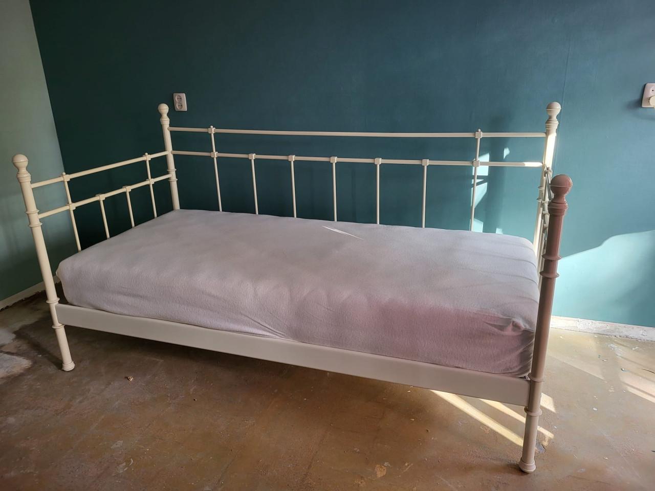 Mooi romantisch wit metalen bed