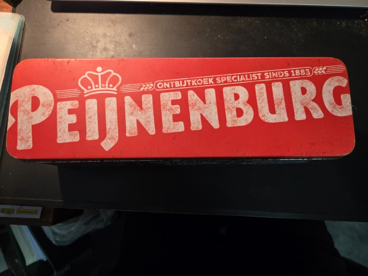 Peijnenburg ontbijtkoekblik met een kenmerkend zwart krijtbordontwerp