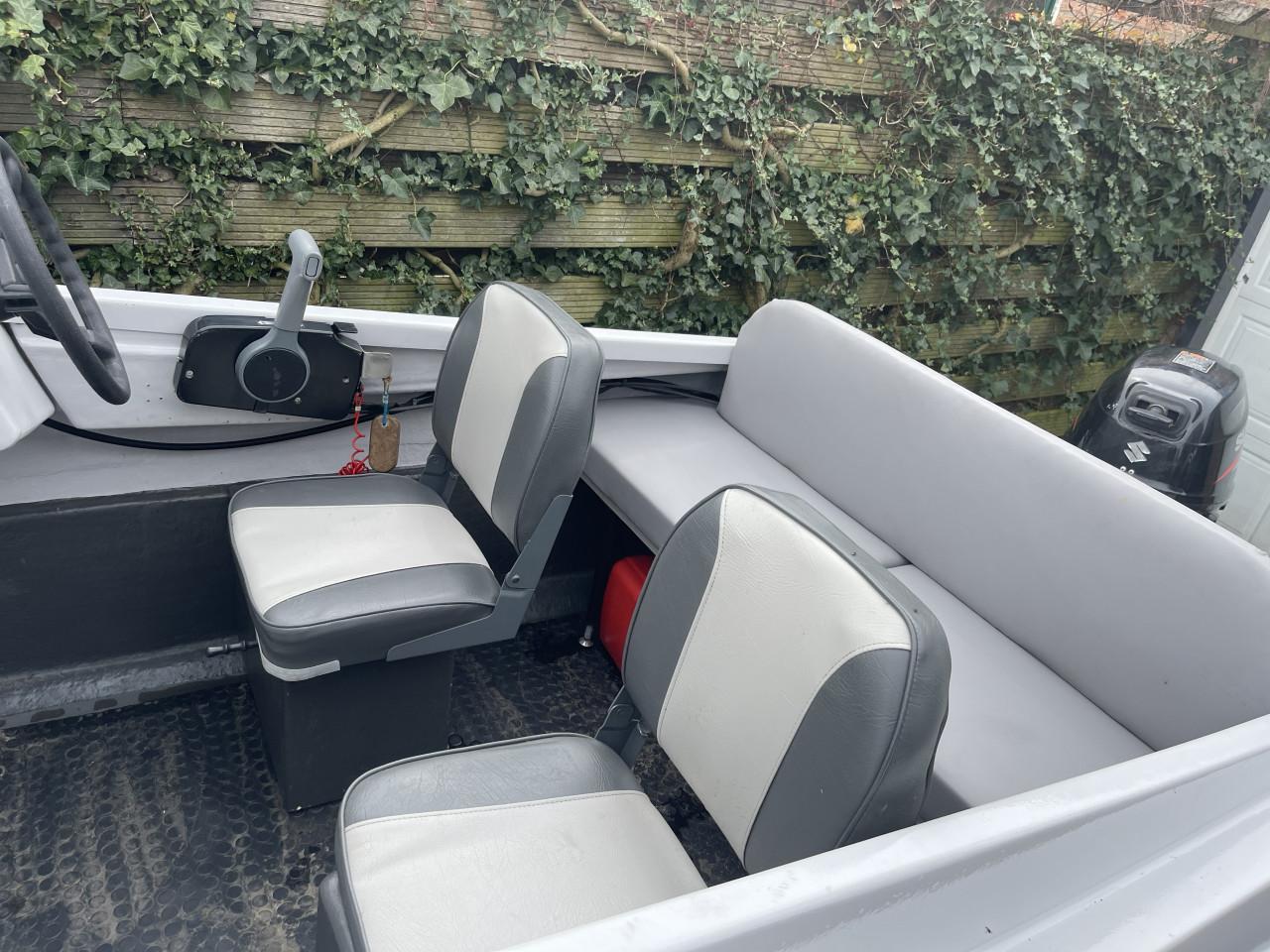 Pilot 420 kajuit boot of visboot met Suzuki 15 pk 4-takt en trailer