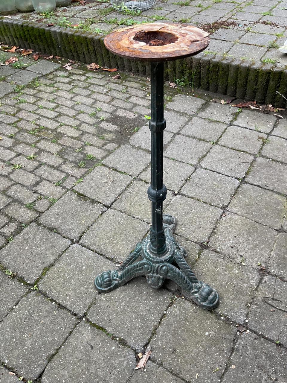 Gietijzeren onderstel bistrotafel