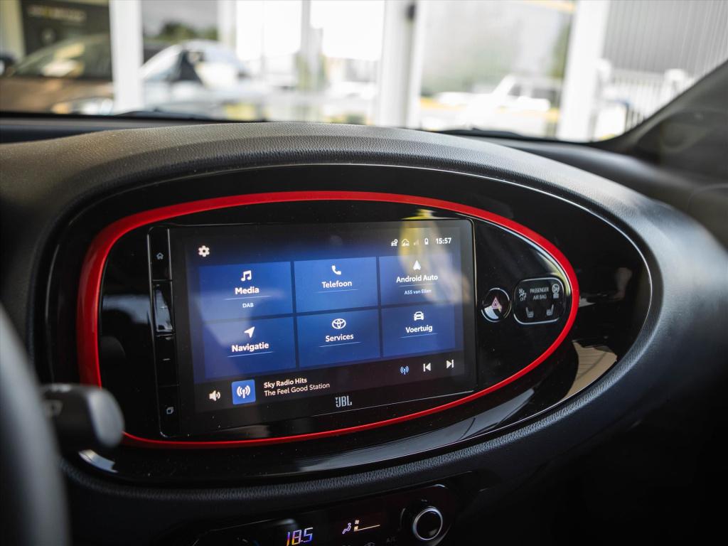 Toyota Aygo x 1.0 vvt-i mt 72pk premium | trekhaak | jbl sound system | app