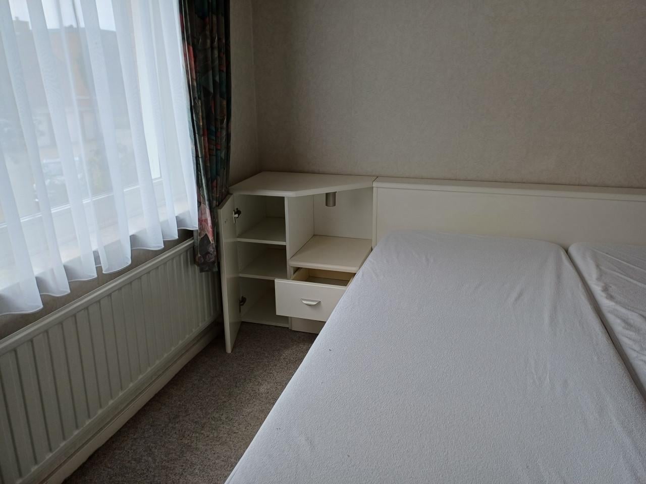 2 persoonsbed met nachtkastjes en achterwand en verlichting