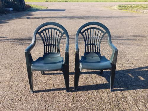 2 stapelbare tuinstoelen