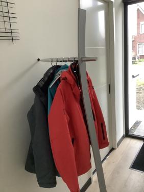 Kapstok met 5 kledinghangers