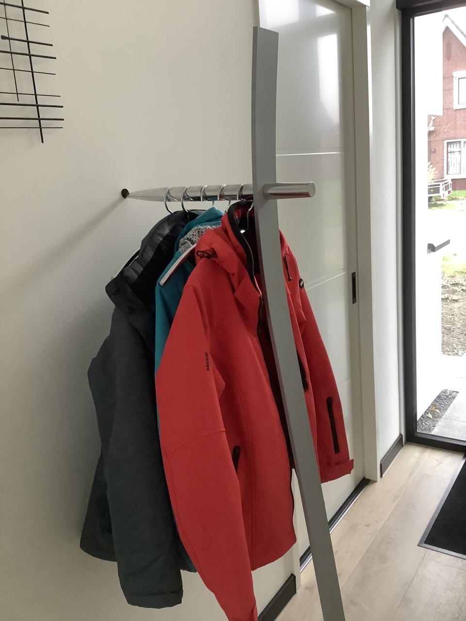 Kapstok met 5 kledinghangers