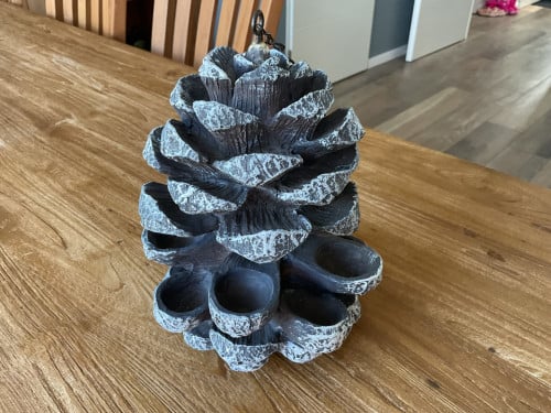 Stenen design vogelvoeder dennenappel