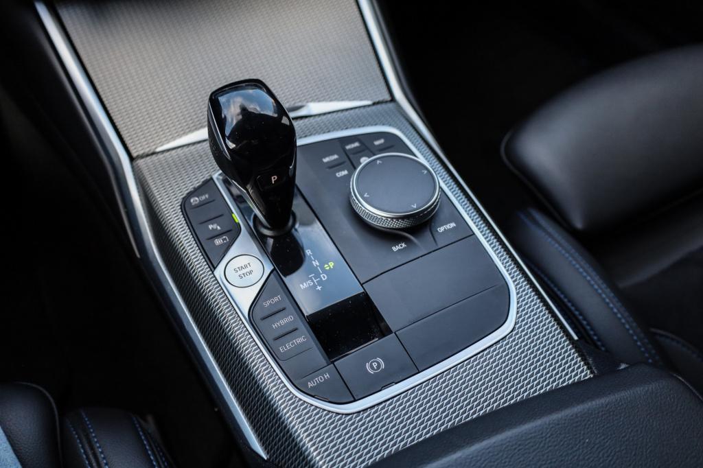 BMW 3-serie touring 330e m sport cam i trekhaak i acc i 292pk