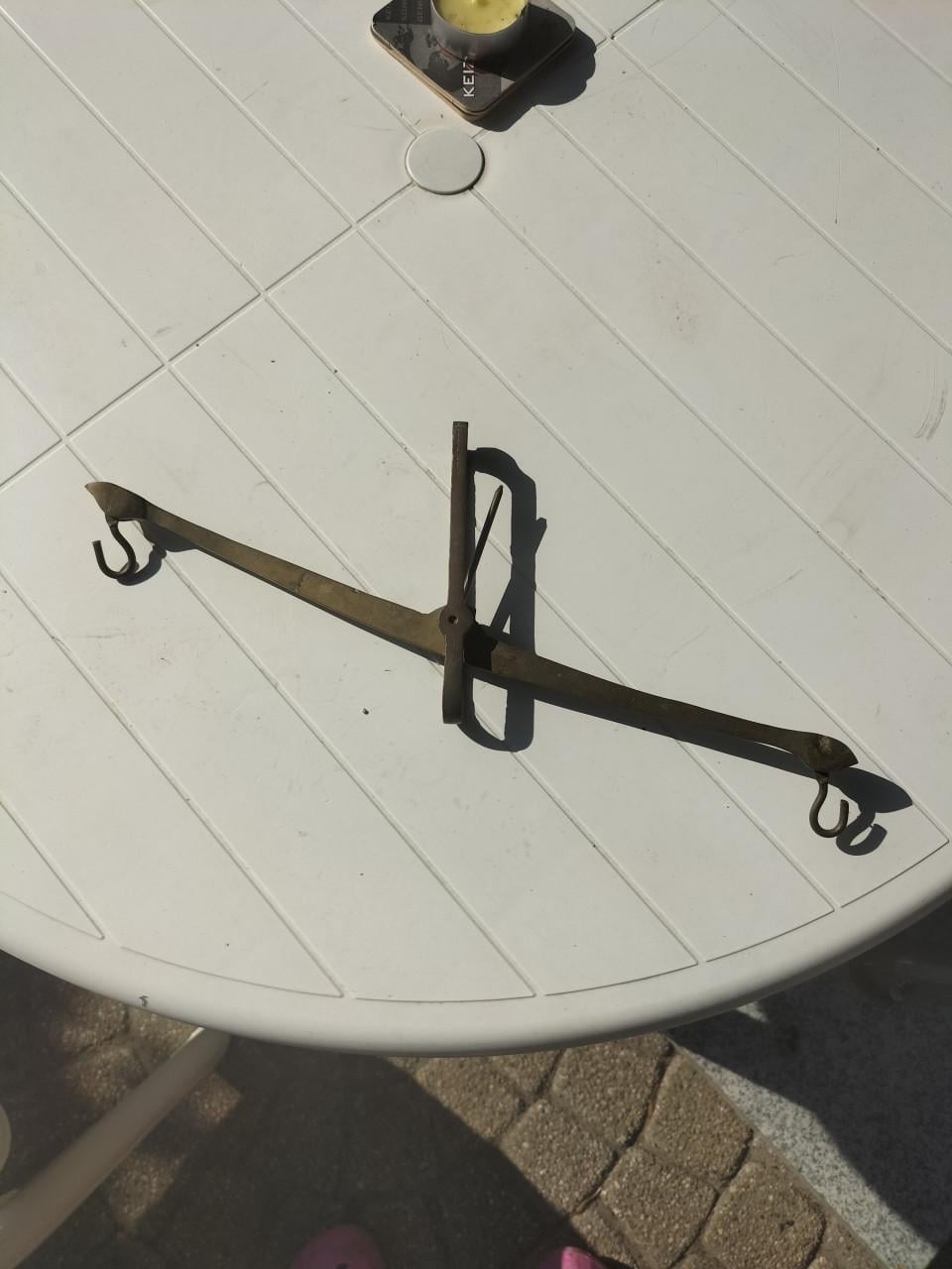 Antieke koperen weegschaal hangend.