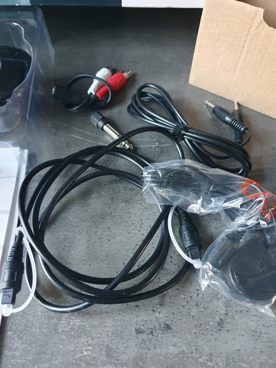 Nieuw Introson 2,4 GHz draadloos TV luister-systeem van Hoorexpert BV...