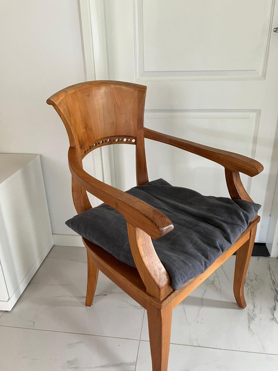 Teakhouten tafel met 6 teak houten stoelen