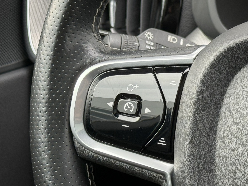Volvo XC60 t8 390pk recharge r-design| panodak| luchtvering| trekhaak| came