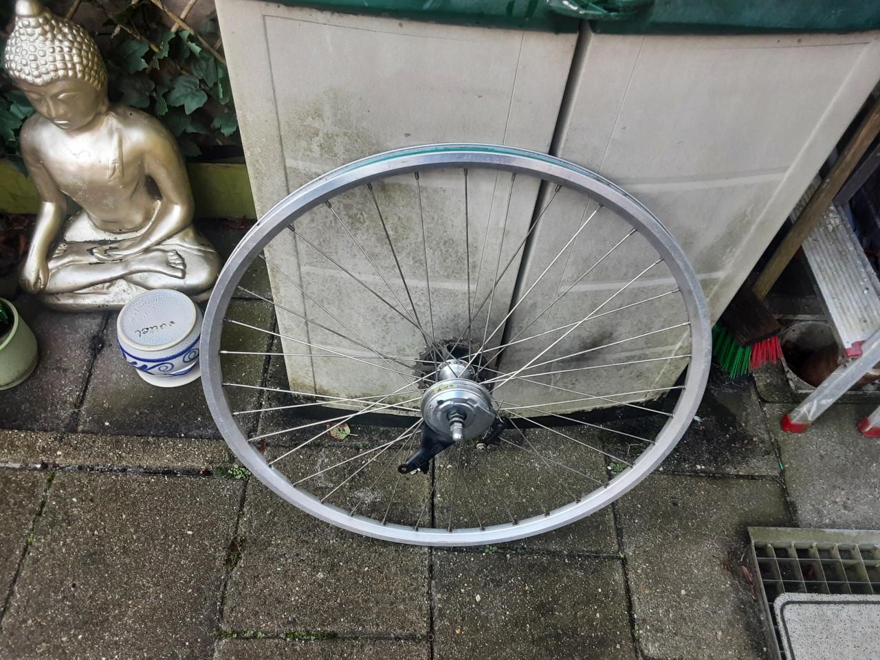 28 inch shimano achterwiel, 7 speed cassette, rollerbrake rem