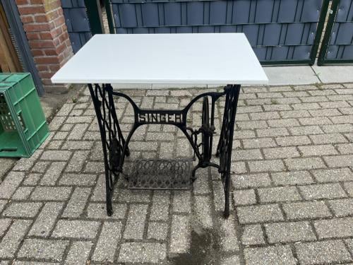 Tafeltje m Gietijzeren frame Singer naaimachine