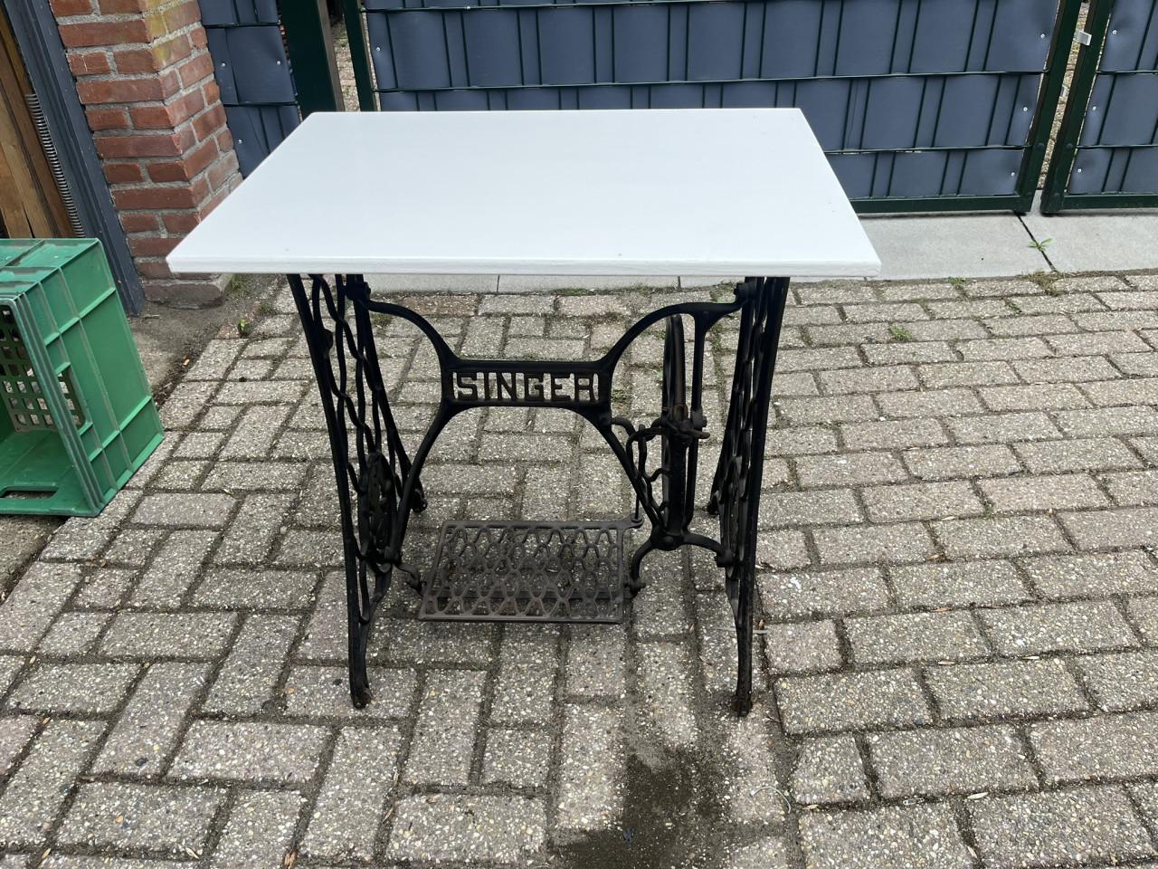 Tafeltje m Gietijzeren frame Singer naaimachine