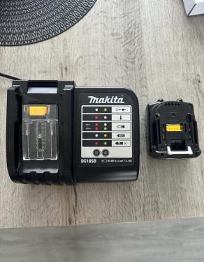 Makita Acculader DC18SD met 14.4V Li-ion Accu BL1415