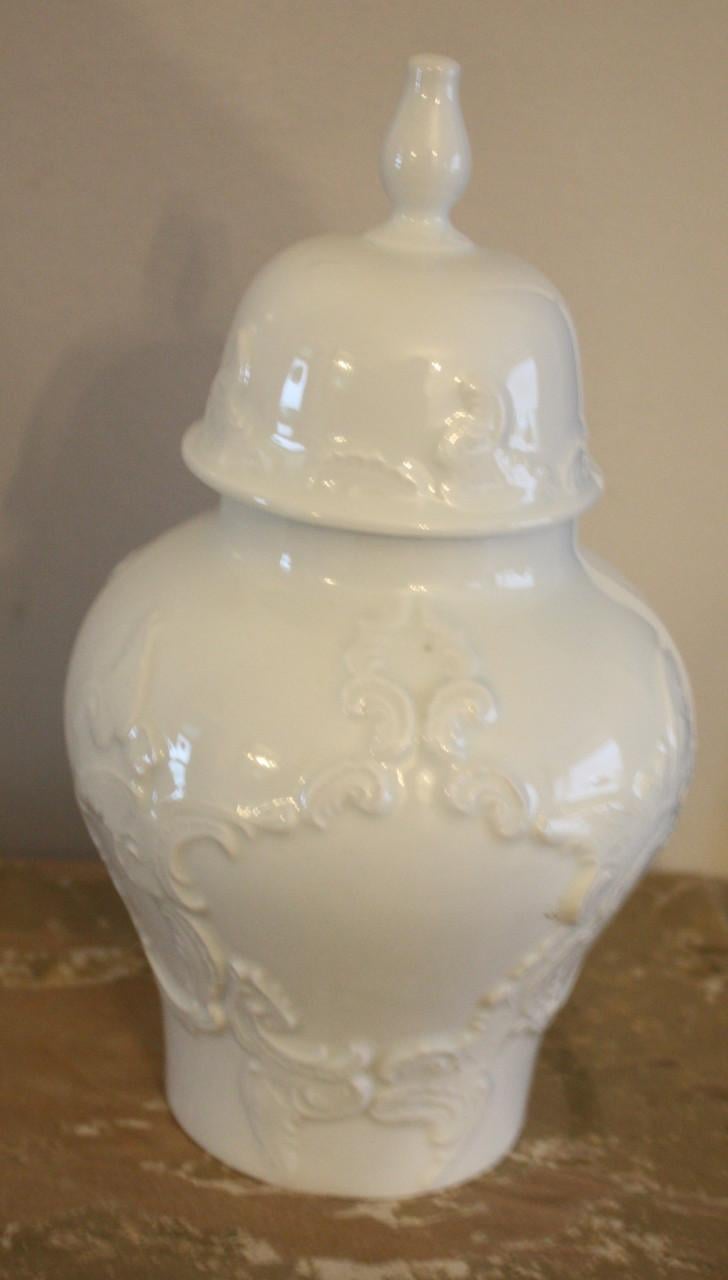 Witte vaas met bewerking en dop