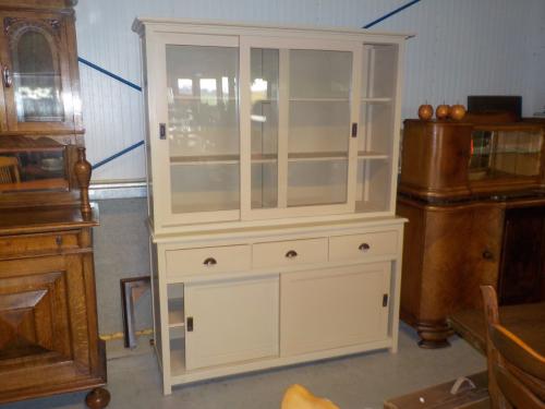 Mooie kwaliteit wandmeubel met 4 schuifdeuren en 3 laden in goede staat