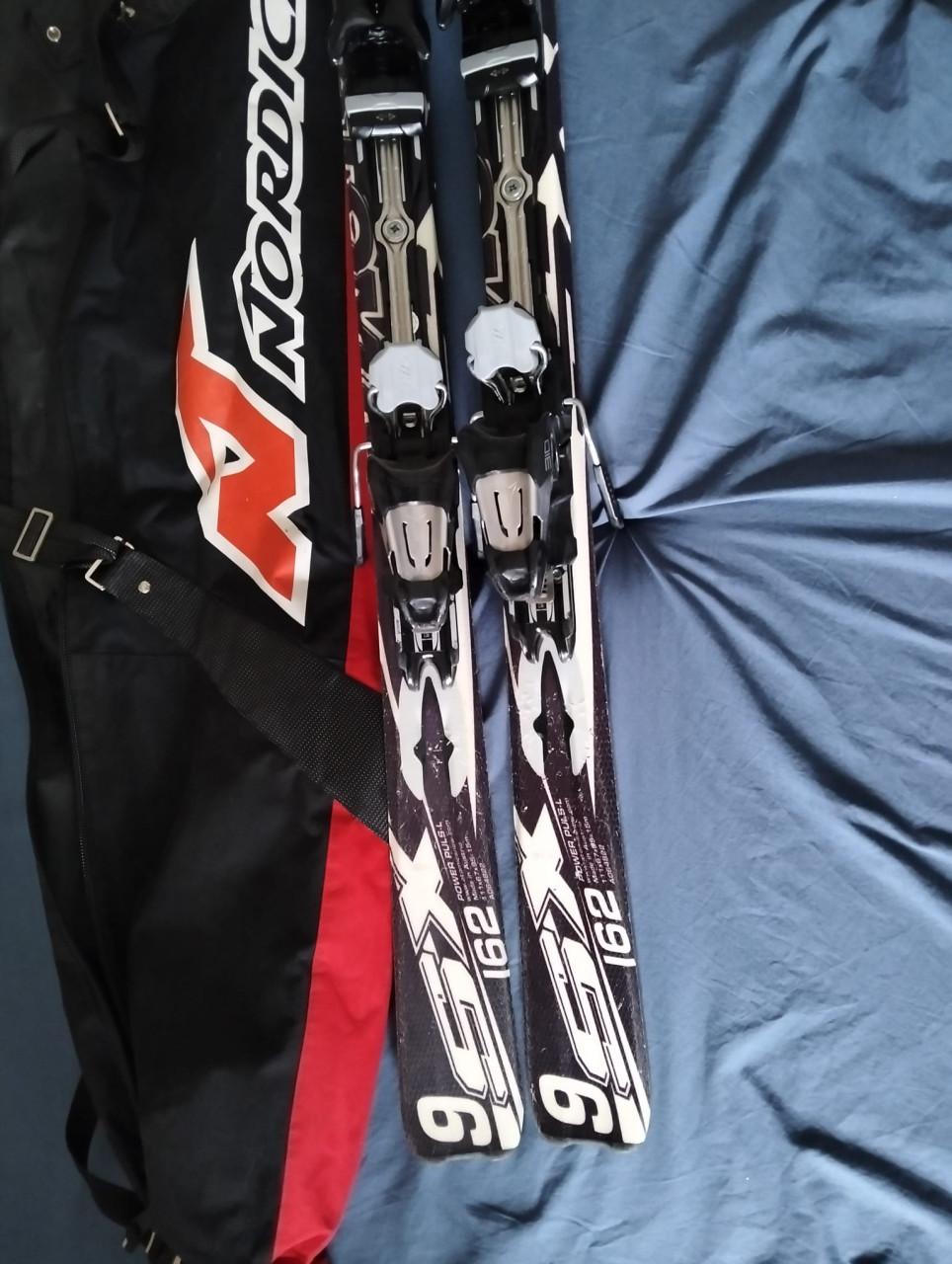 Te koop ski's met skitas.